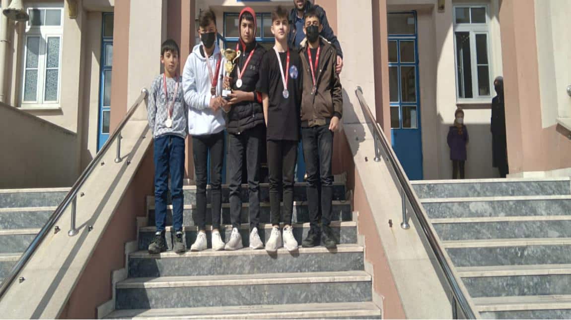Oryantring ve İstiklal Marşını Güzel Okuma Yarışmasında Derece Yapan Öğrencilerimize Madalyaları Verildi.